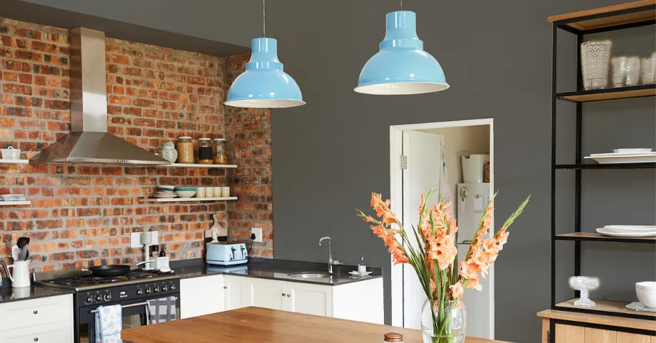 kuchnia ściana przy stole cegła beton