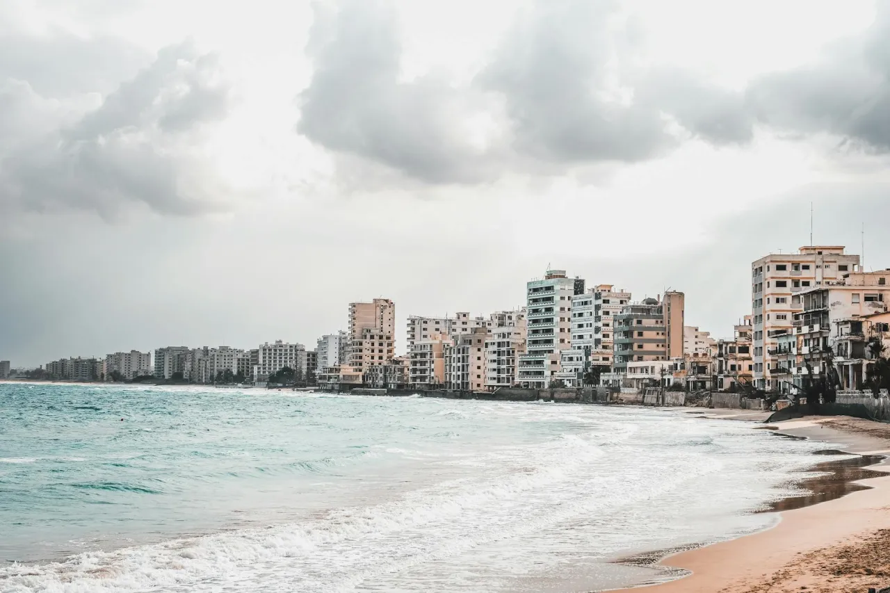 Morze i opuszczone budynki nad brzegiem. Czy Cypr jest bezpieczny dla turyst&oacute;w? To pytanie nurtuje wielu, patrząc na takie widoki.