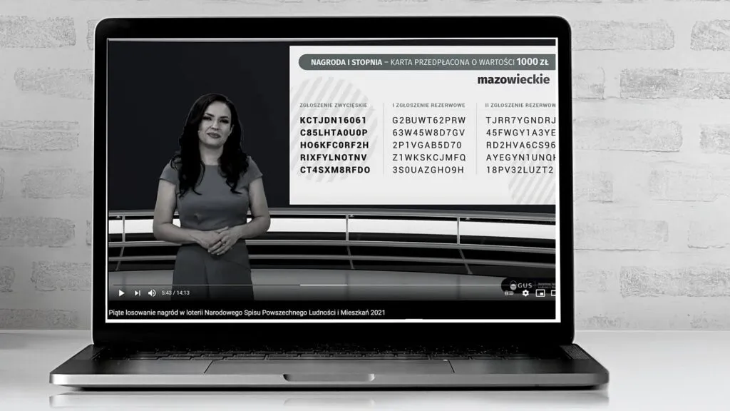 osoba rejestrująca kod loterii online na komputerze