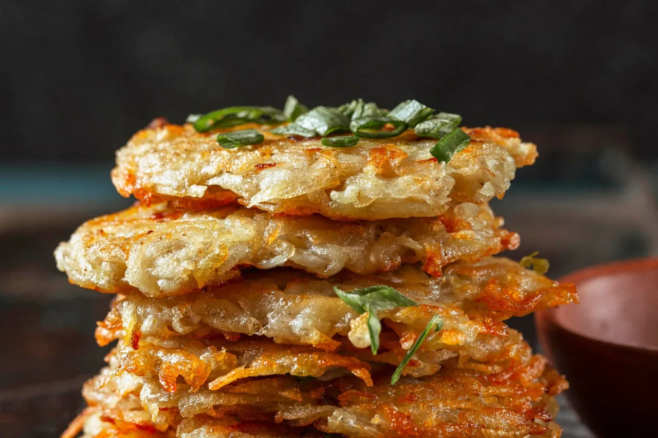 chrupiące placki marchewkowe z sosem czosnkowym