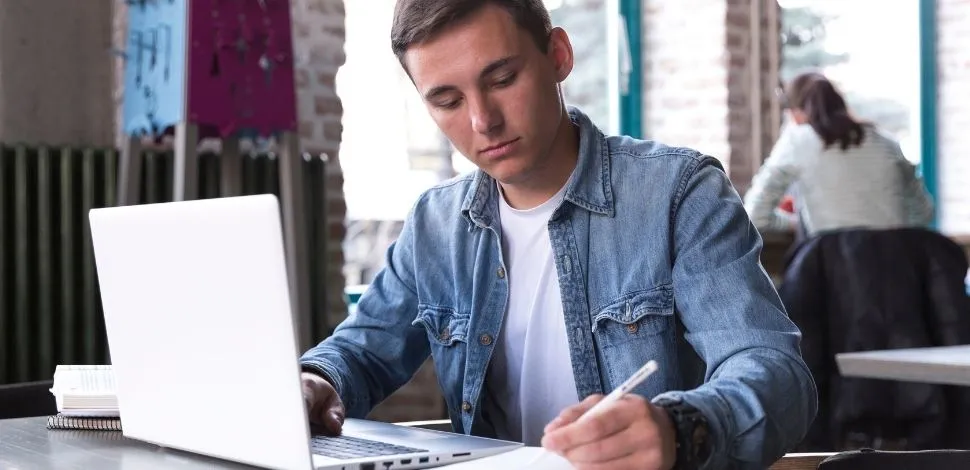 Uczeń korzystający z platformy e-learningowej