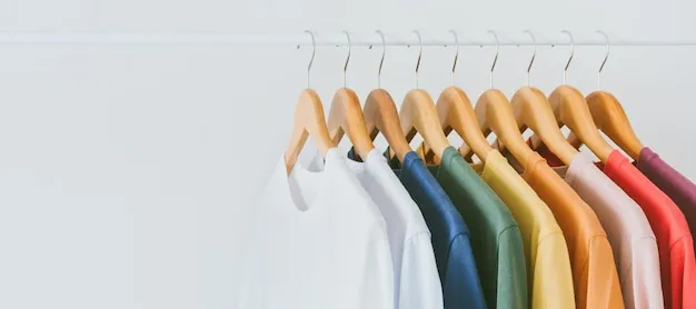 różnokolorowe T-shirty wiszące na wieszakach