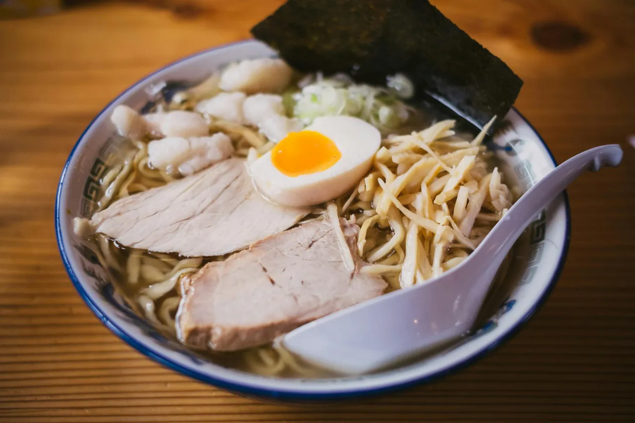 Japoński ramen w misce, zbliżenie