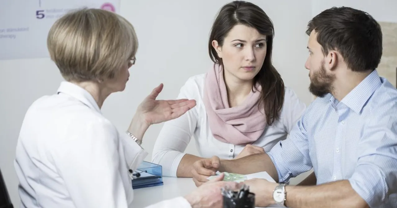 Para rozmawia z lekarzem o płodności
