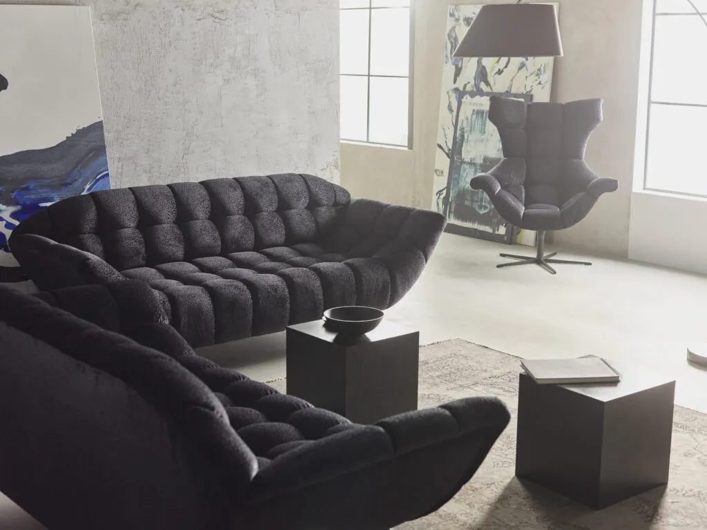 dwa fotele w salonie zamiast kanapy