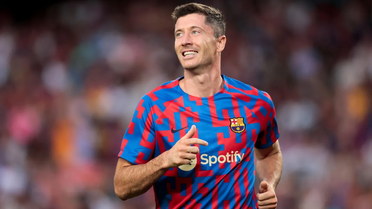 Robert Lewandowski w koszulce klubowej i reprezentacyjnej