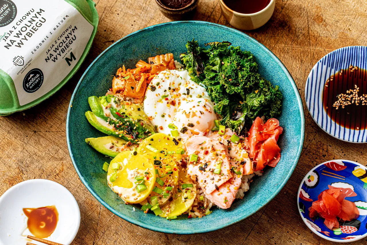 Pyszny bowl z lososiem, awokado, jajkiem sadzonym, jarmużem i kimczi. Idealny posiłek na zdrowy lunch.