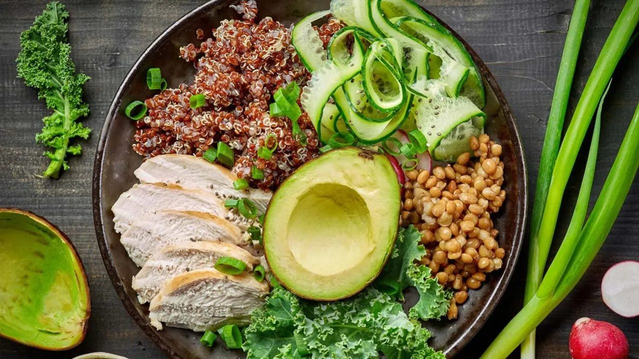 power bowl saludable con quinoa pollo y aguacate