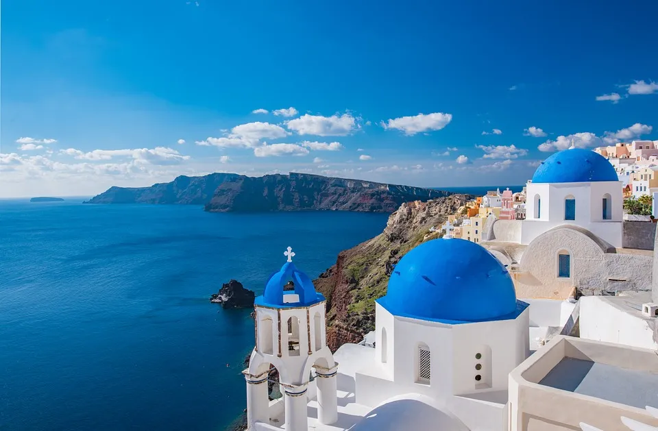 Santorini białe domy niebieskie dachy