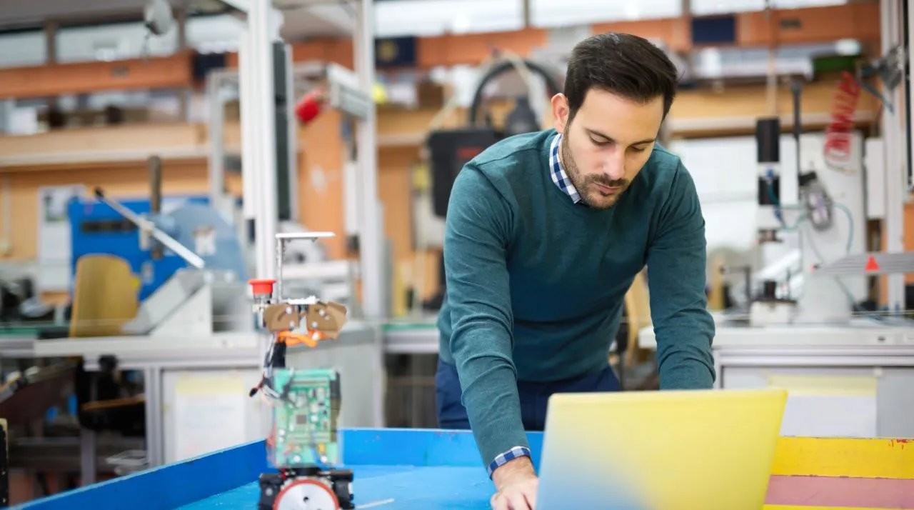 automatyk robotyk absolwent pierwsza praca zarobki