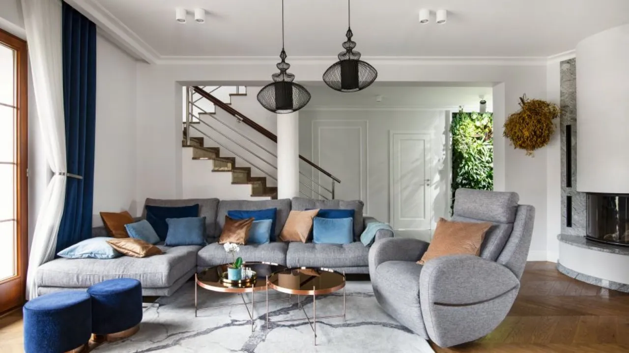 r&oacute;żnokolorowe fotele do szarej kanapy inspiracje