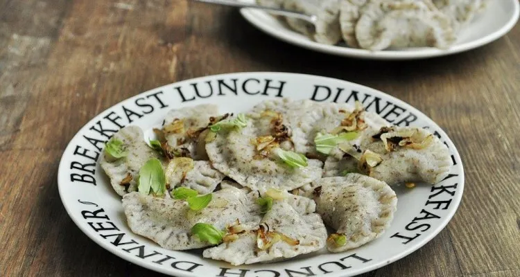 piękne pierogi bezglutenowe na talerzu