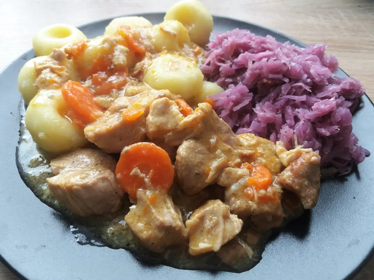 r&oacute;żne kawałki wieprzowiny do duszenia