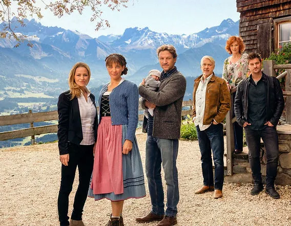 Daheim in den Bergen Hauptdarsteller Gruppenfoto