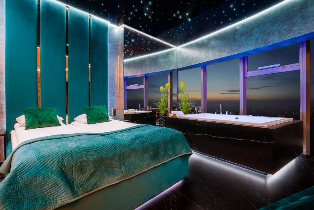 elegancki pok&oacute;j hotelowy z widokiem na miasto