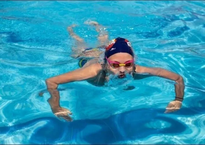 Pływak żabką z głową nad wodą prawidłowa pozycja