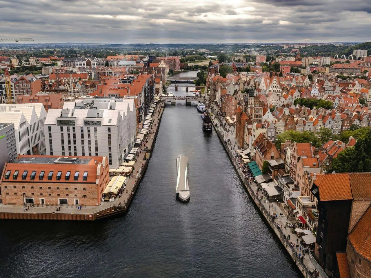 Widok na Motławę w Gdańsku, z charakterystycznymi kamienicami i Żurawiem. Idealne miejsce, by zobaczyć, co zwiedzić w Gdańsku.