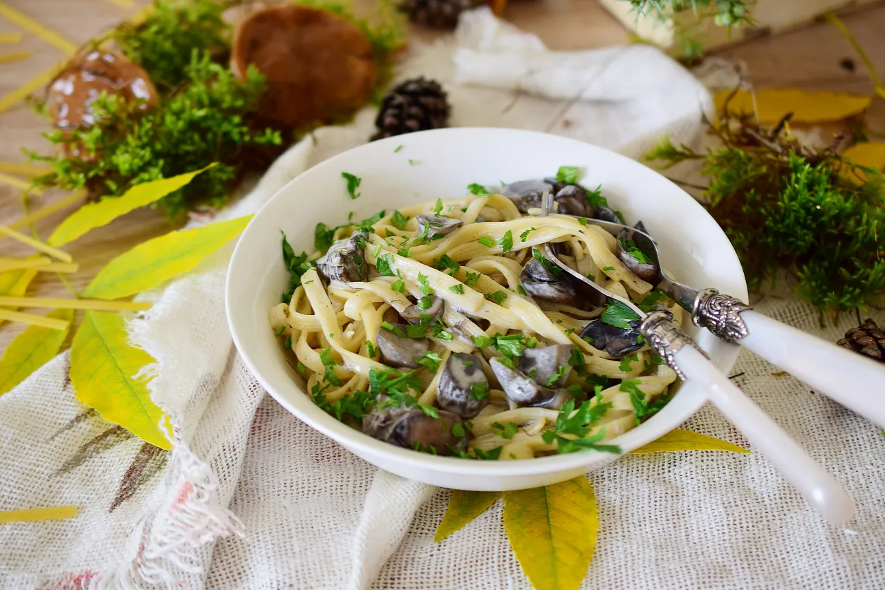 Tagliatelle z grzybami przepis. Kremowy sos, świeża natka pietruszki i aromatyczne grzyby tworzą idealne danie.