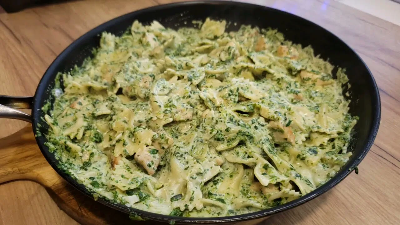 szybki makaron z kurczakiem szpinakiem