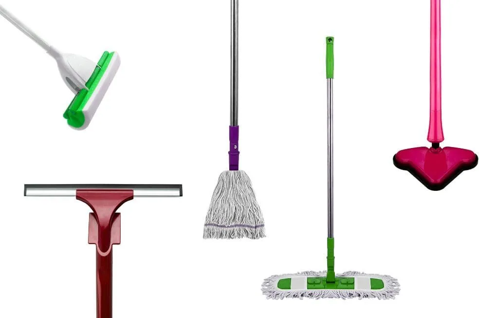 różne rodzaje mopów do podłóg stojące obok siebie