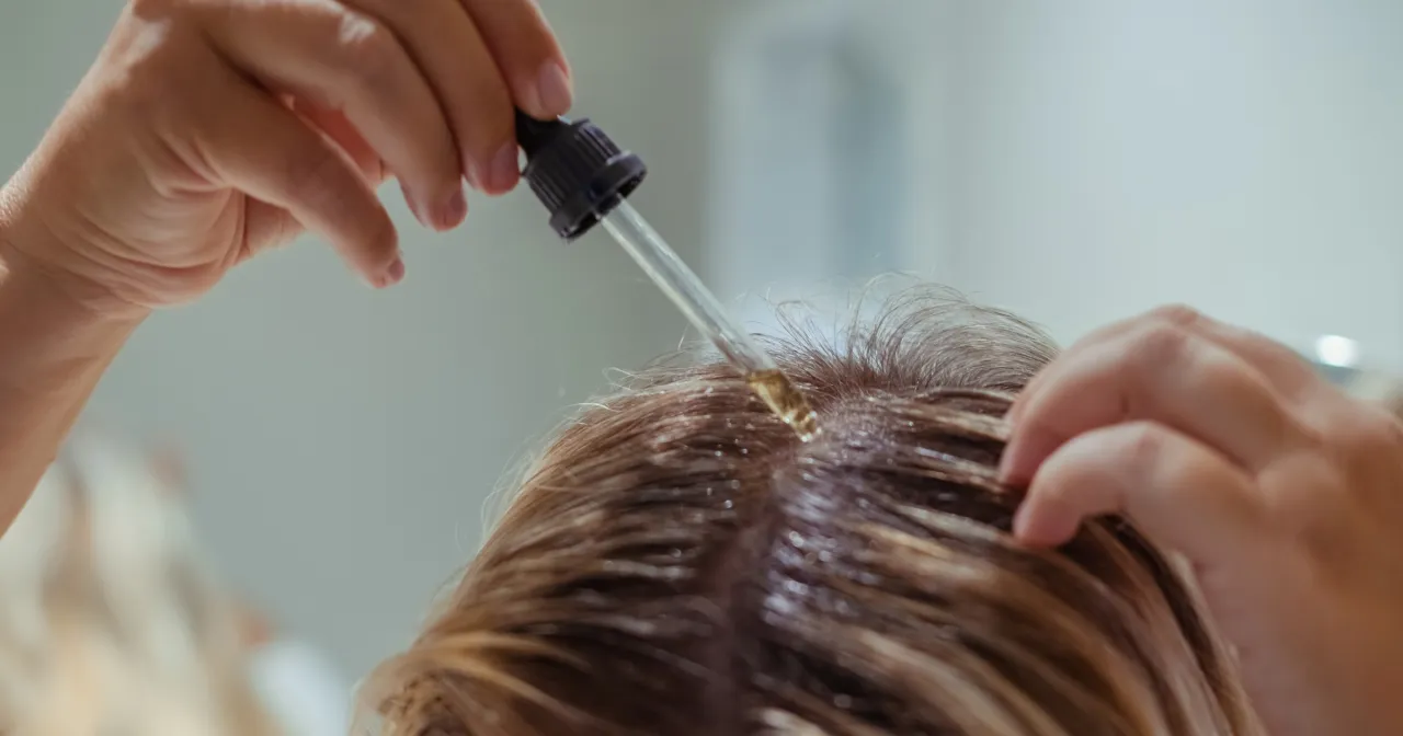 błędy w pielęgnacji włos&oacute;w wcierkami