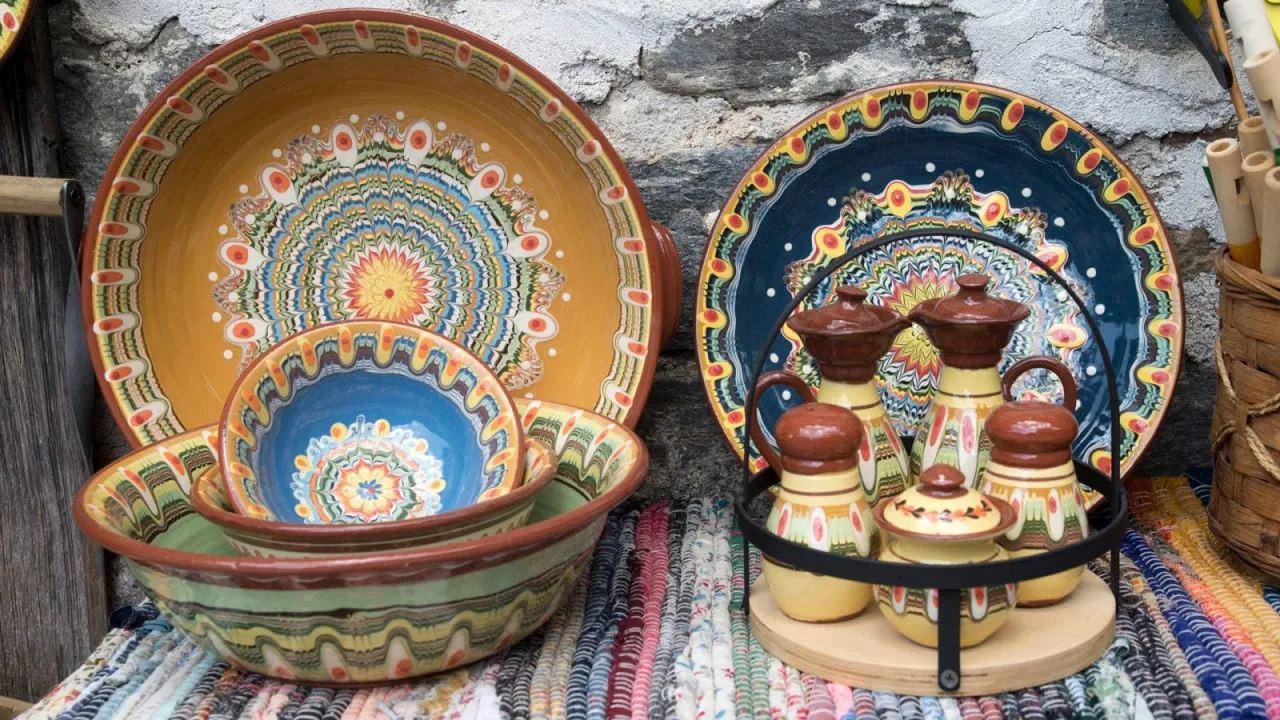 Kolorowa ceramika, talerze i misy z tradycyjnymi wzorami. Idealne pamiątki, kt&oacute;re pokazują, co warto przywieźć z Bułgarii.