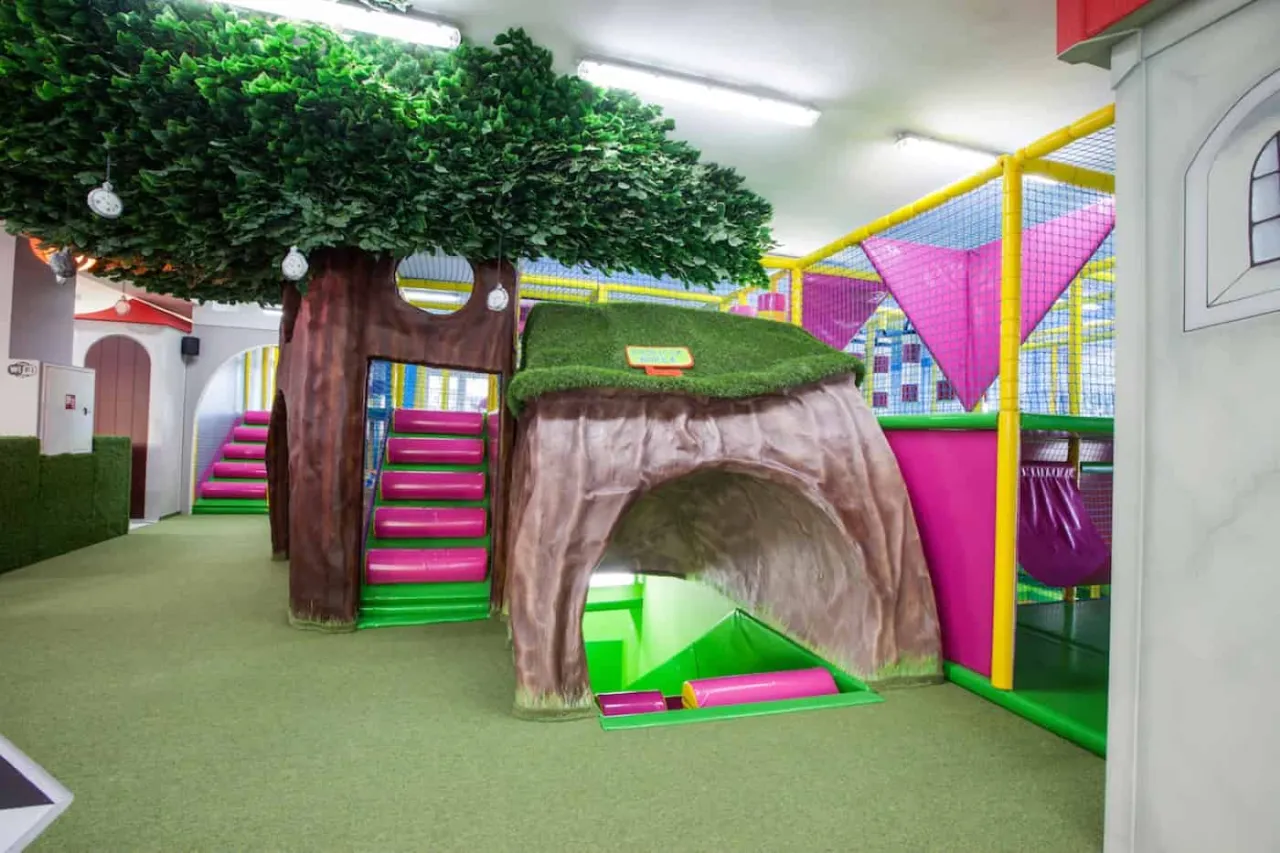 Kolorowy plac zabaw z tunelem i zjeżdżalnią, idealne miejsce na spędzenie czasu z dzieckiem w Katowicach.