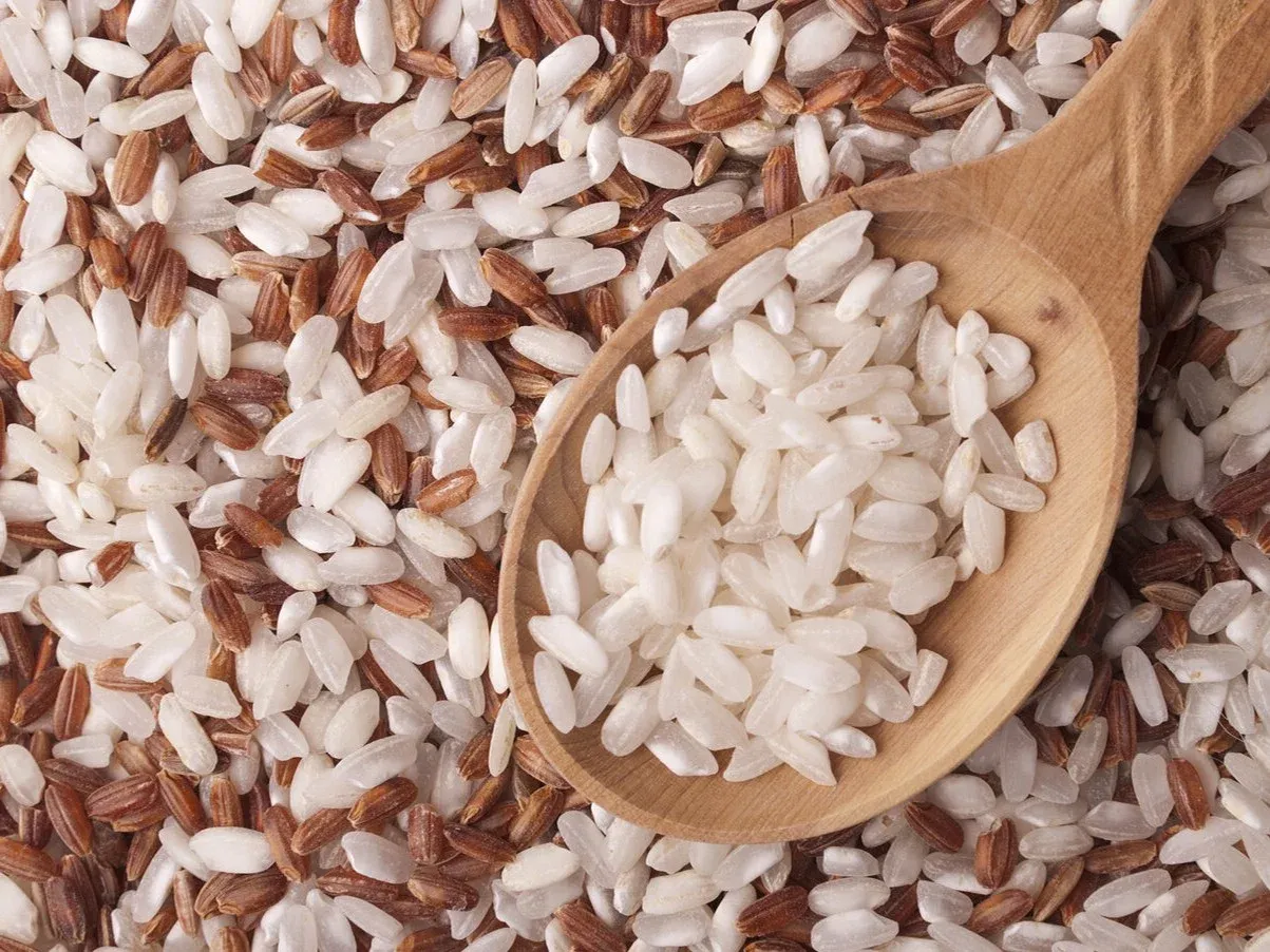 Schłodzony ryż w misce, gotowy do spożycia