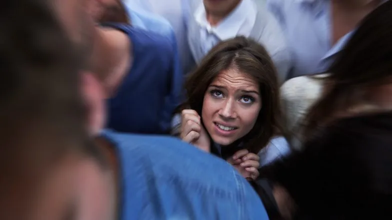 osoba czująca lęk w tłumie