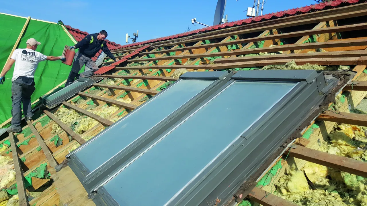 Remont dachu w trakcie, dekarze na dachu, wymiana pokrycia dachowego