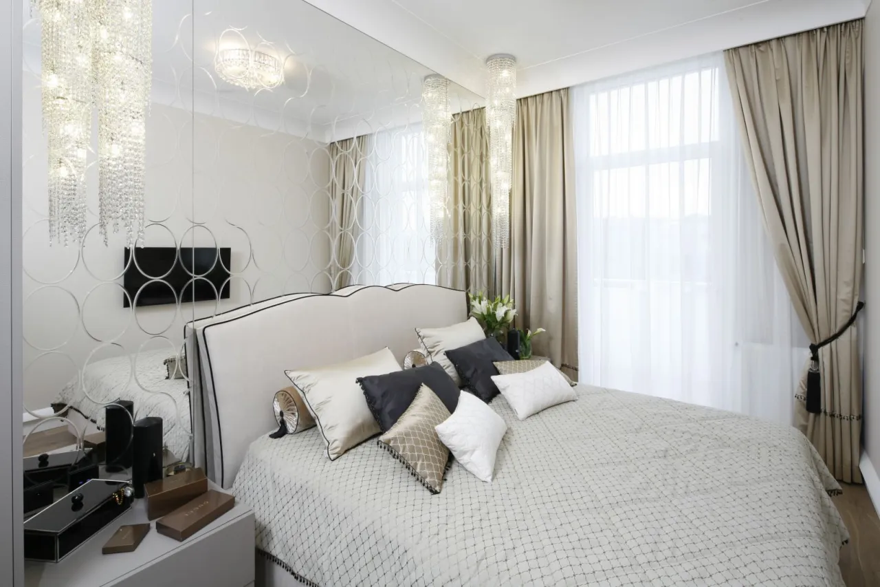 przykłady wydzielania sypialni meblami, zasłonami, parawanami