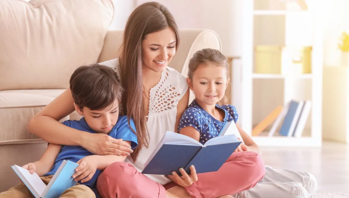 rodzic czyta dziecku książkę