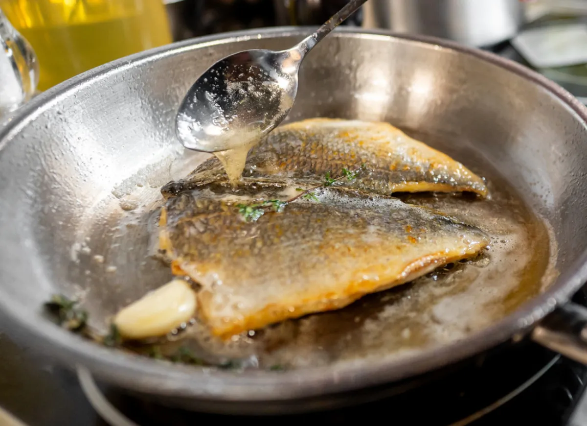 Smażona ryba na patelni z czosnkiem i ziołami. Dowiedz się, ile smażyć rybę na patelni, by była idealna.