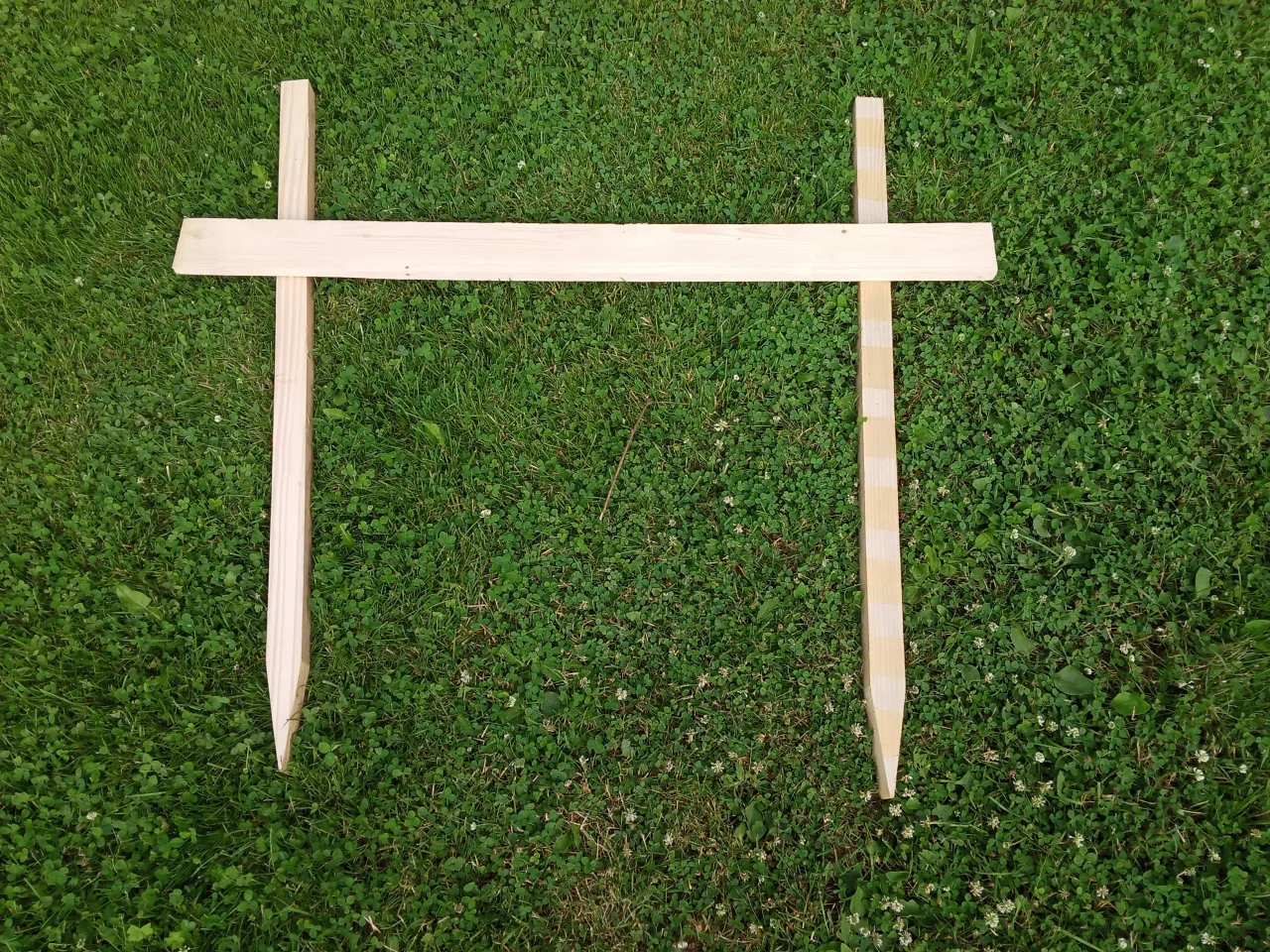 geodezyjne tyczenie budynku paliki