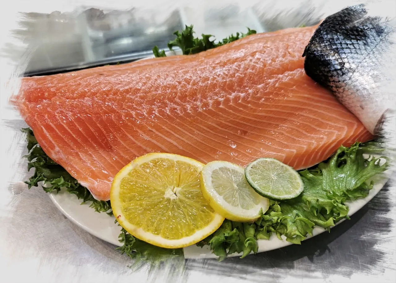 świeży filet łososia do sushi