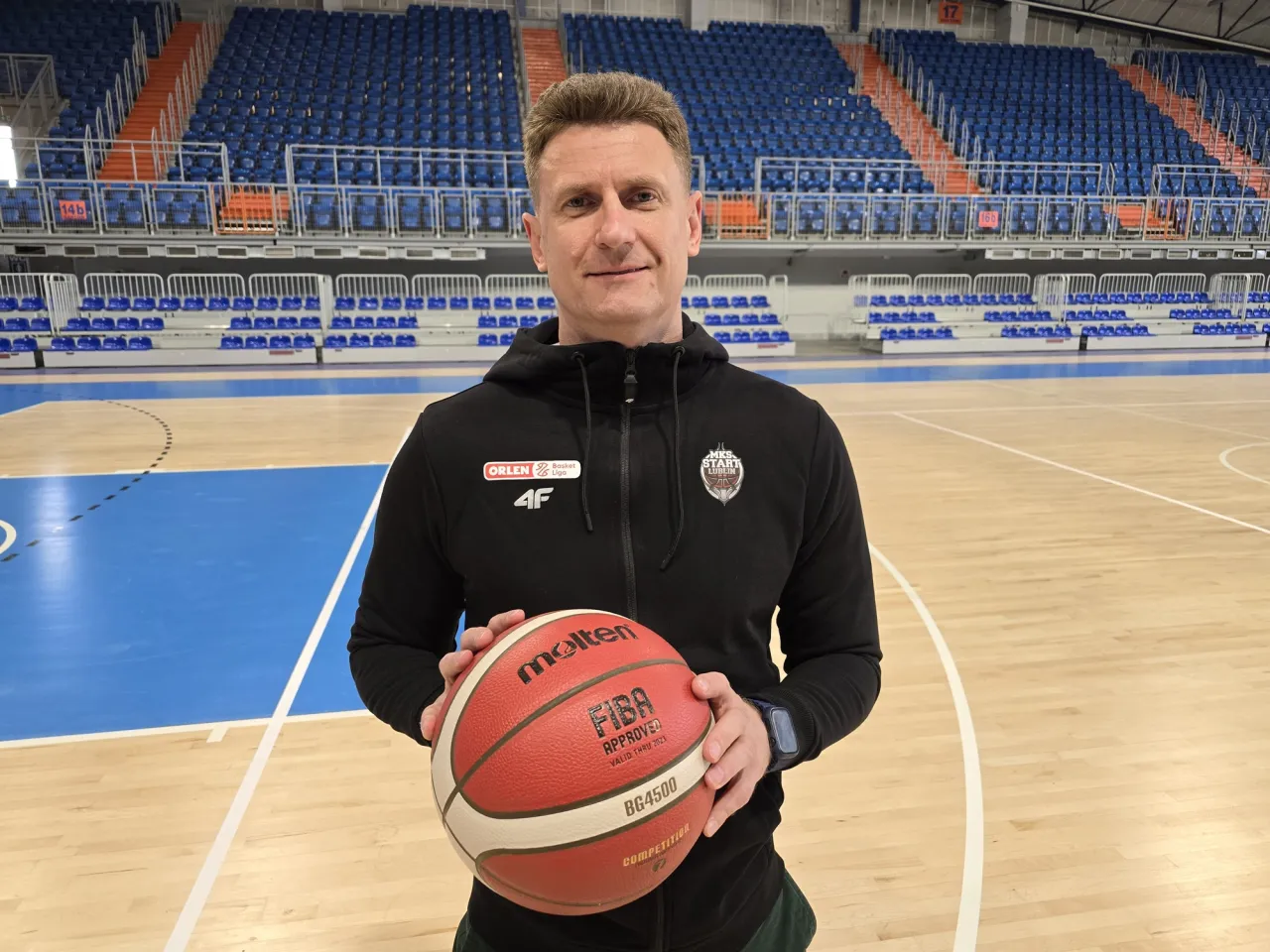 Rodzic rozmawiający z trenerem koszykówki