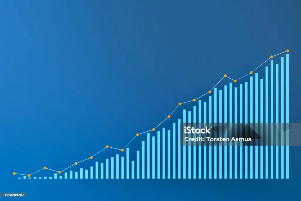 wykres słupkowy rosnący z symbolem polskiej złotówki