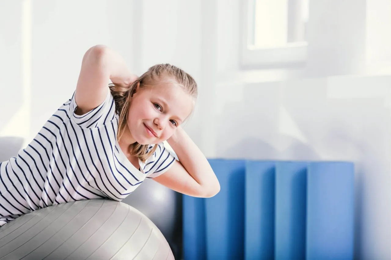 rodzic masujący nogi dziecka