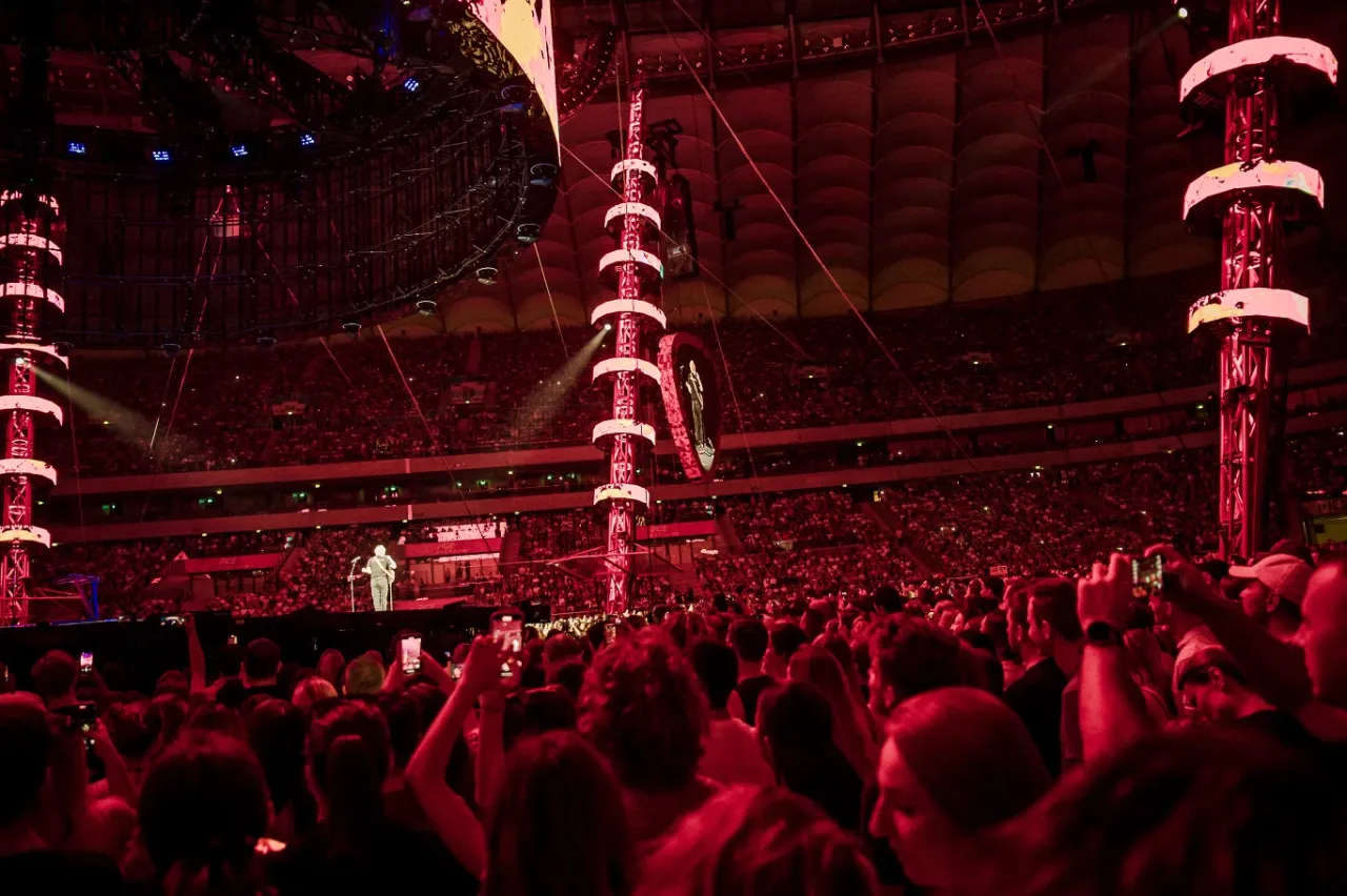Tłumy na koncercie Eda Sheerana w Warszawie. Ile biletów sprzedano? Widok z perspektywy publiczności.