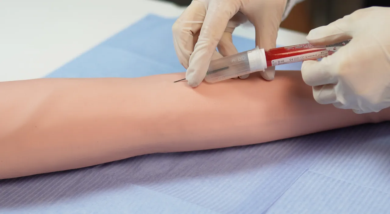 Nowoczesne pobieranie krwi, spokojny pacjent