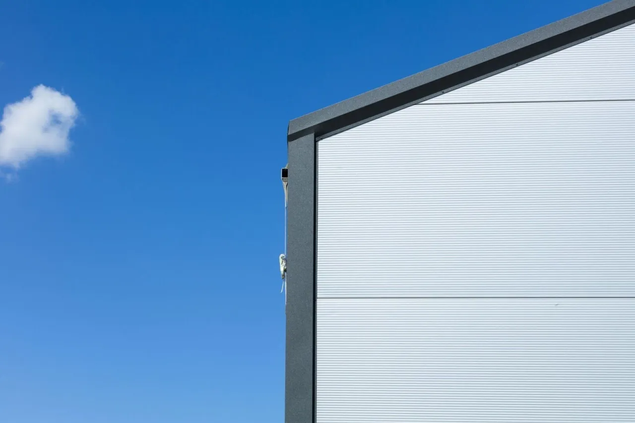 Namiot magazynowy pod błękitnym niebem. Czy postawienie namiotu magazynowego wymaga pozwolenia na budowę?