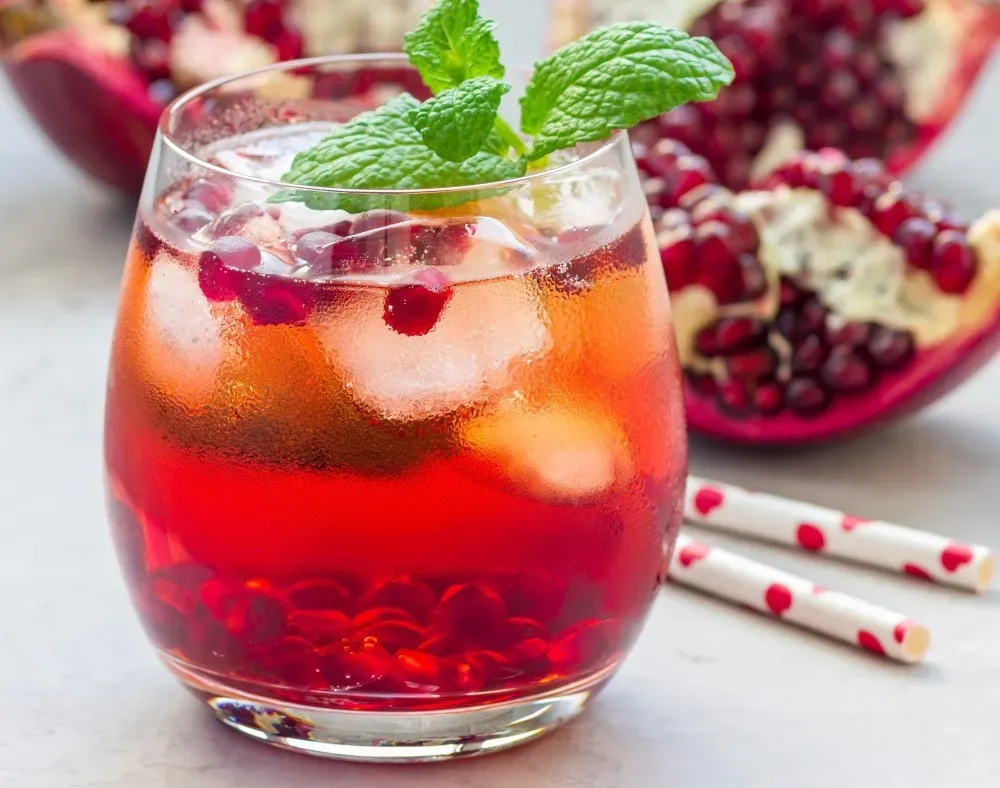 bezalkoholowe drinki z granatem i miętą