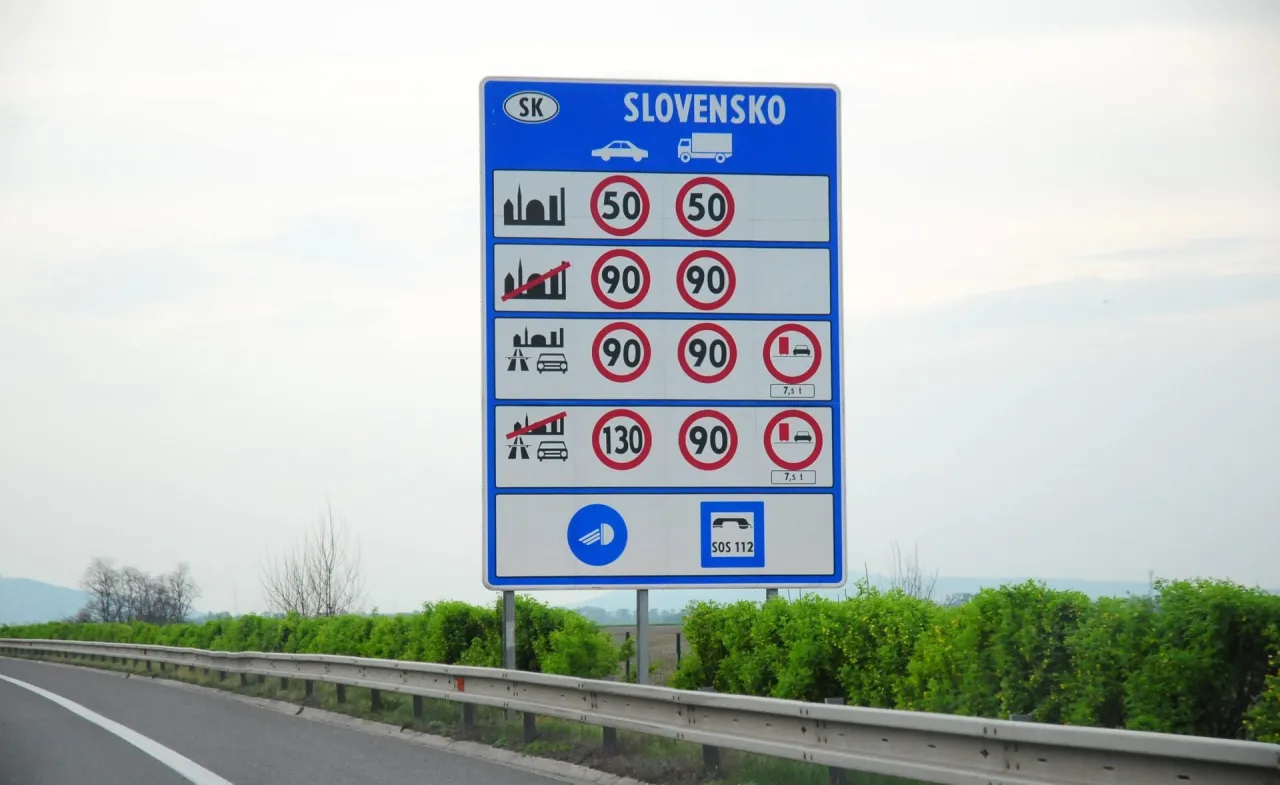 Znak drogowy informujący o przepisach ruchu drogowego na Słowacji. Przejazd przez Słowację wymaga znajomości ograniczeń prędkości.