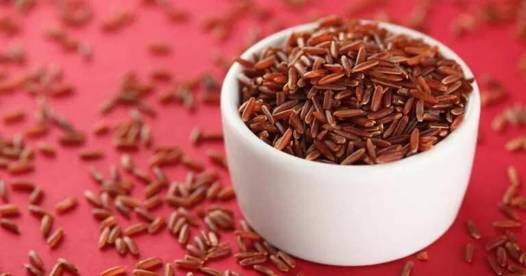 czerwony ryż w garnku