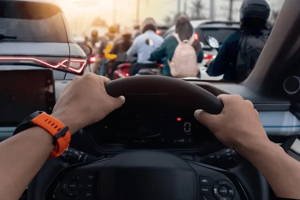 kierowca w samochodzie widok z przodu