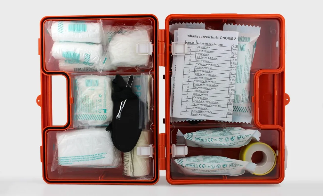 apteczka samochodowa i domowa por&oacute;wnanie