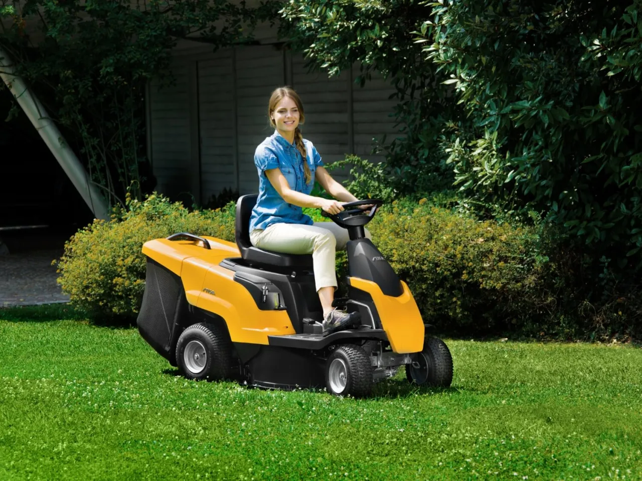 traktorek kosiarka Stiga koszenie trawnika