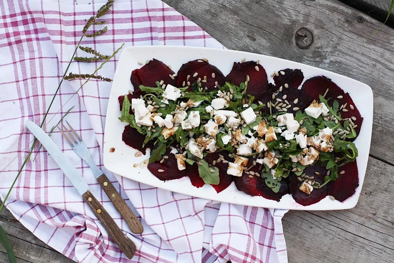 sery, orzechy i rukola do carpaccio