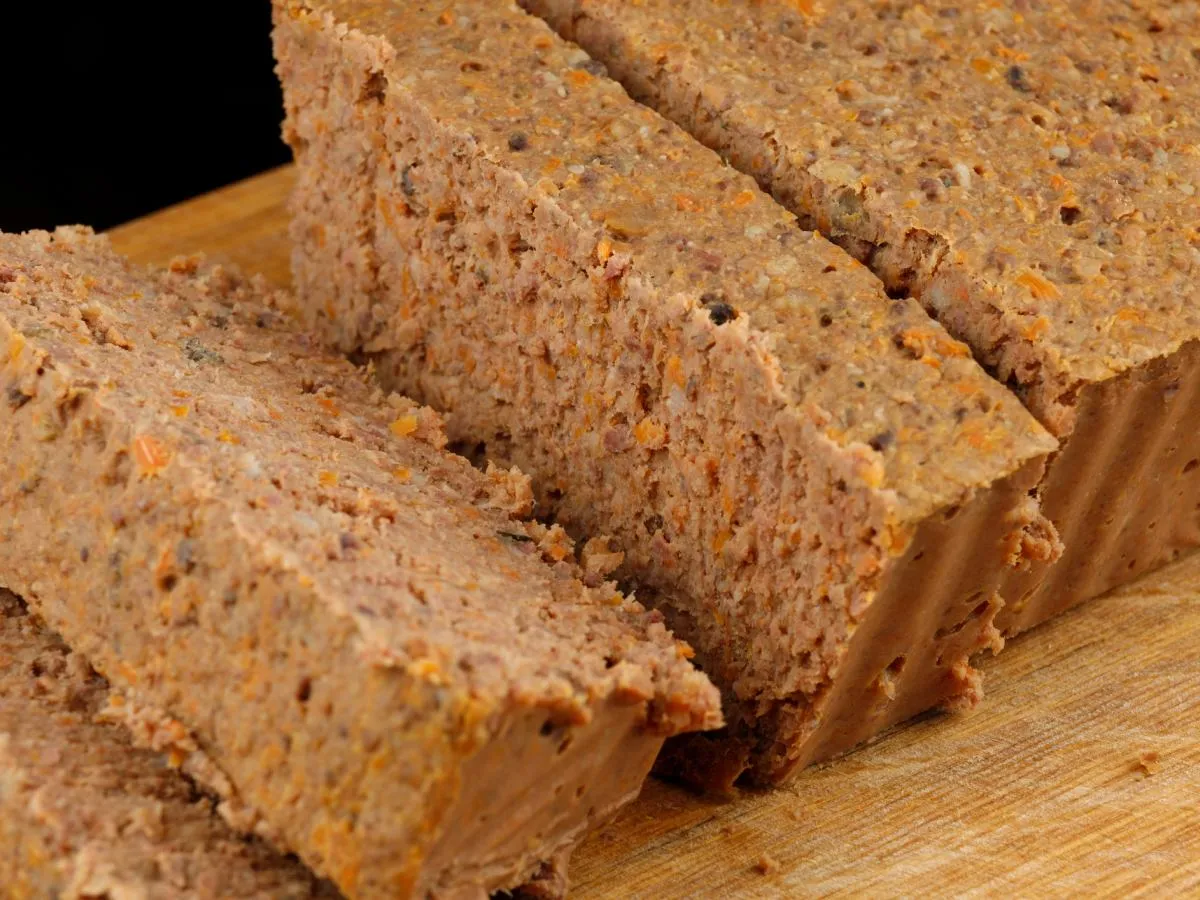 Pasztet domowy w lod&oacute;wce szczelnie zapakowany