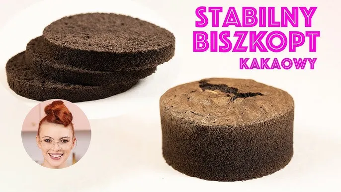 puszysty biszkopt czekoladowy przekrojony na tort